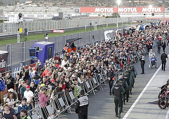 El pit walk, uno de los primeros actos de cada GP dirigido a los aficionados, en la edición de 2023.