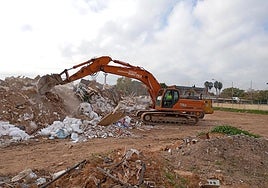 Inicio de la retirada de residuos en Paiporta este miércoles.