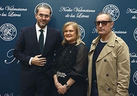 Máximo Huerta, Carmen de Rosa y Joaquín Ferry, en la gala celebrada en el Ateneo.