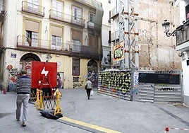Muralla pendiente de restaurar en la plaza del Ángel de Valencia.