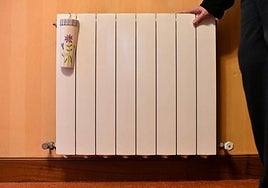 Una persona enciende un radiador.