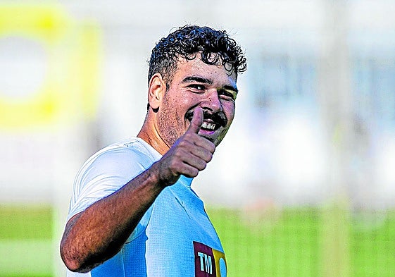 Ugrinic sonríe a la cámara en el entrenamiento.