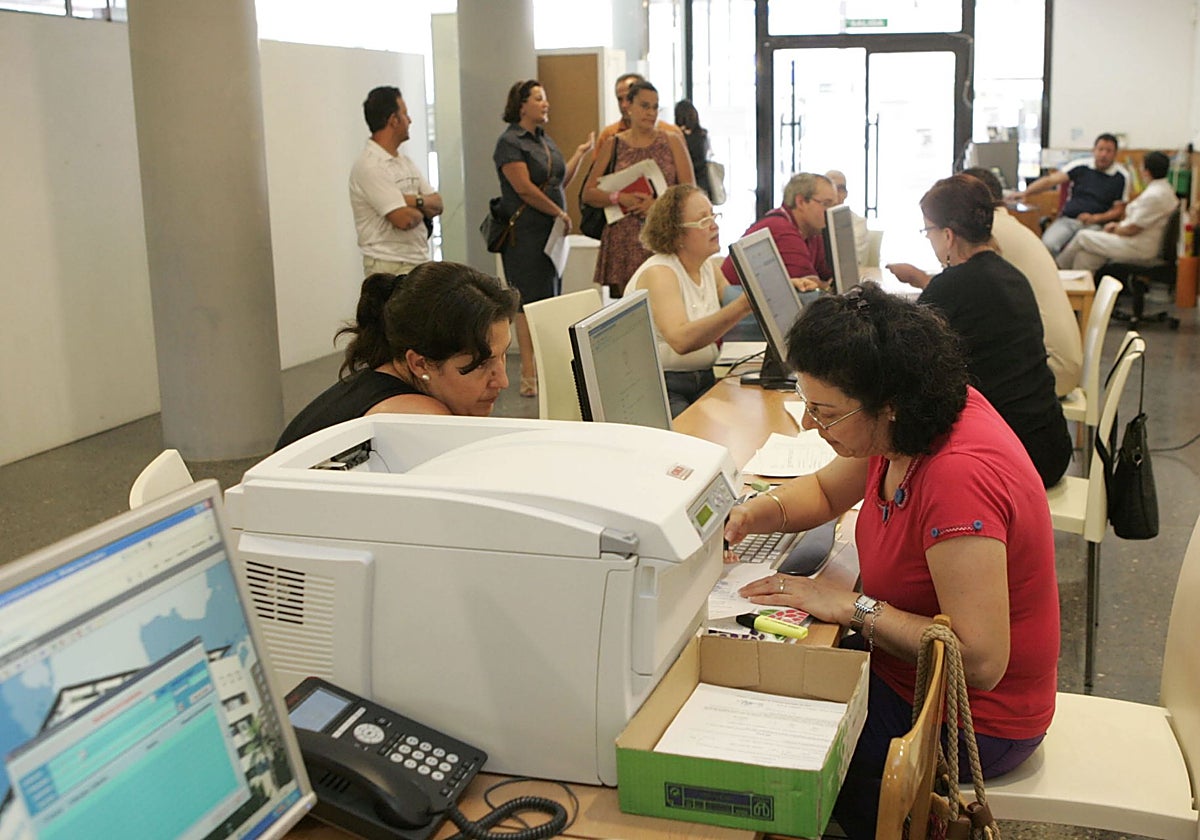 Atención a público en una oficina municipal.