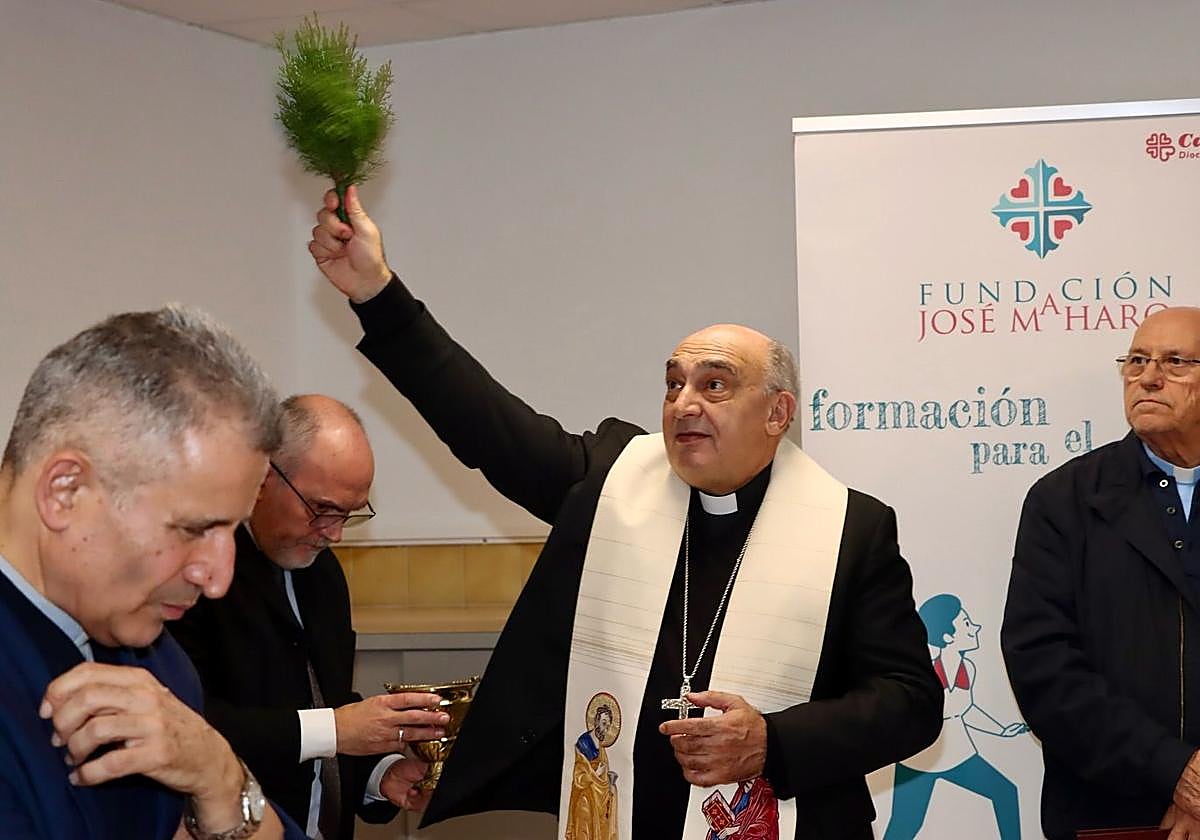 El arzobispo Benavent, durante la bendición del centro.