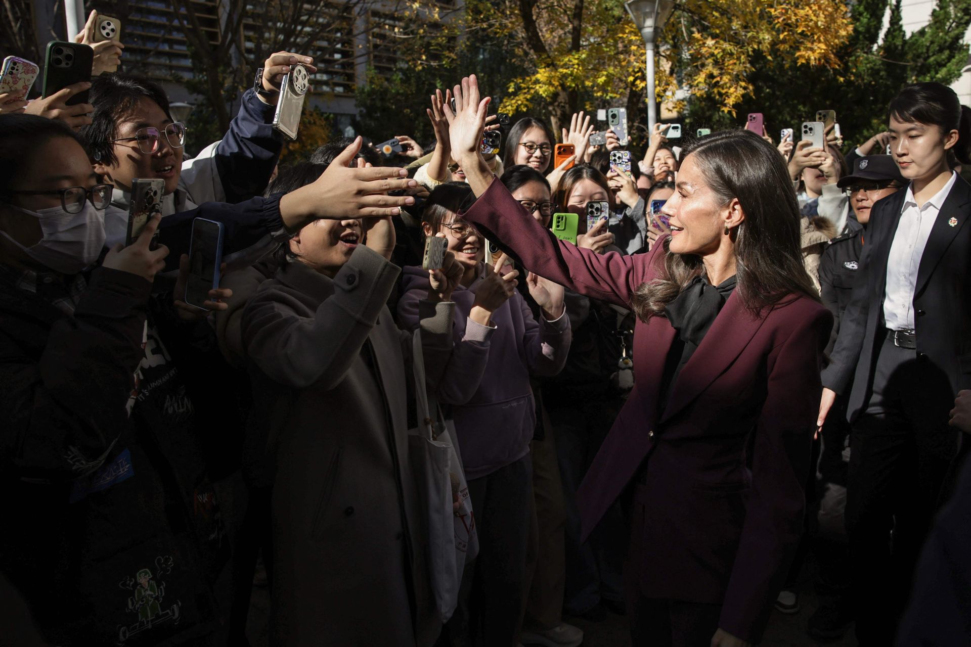 La Reina Letizia arrasa en su adiós a China: homenaje a la moda española con su look fetiche