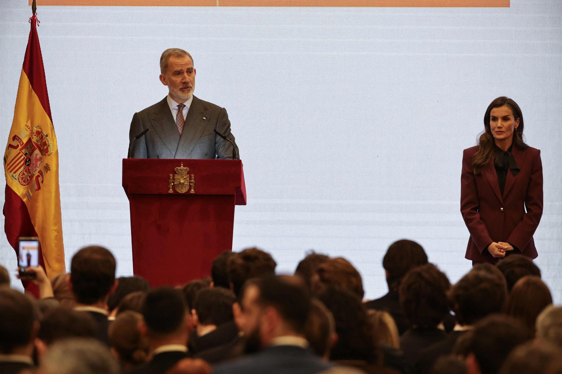 La Reina Letizia arrasa en su adiós a China: homenaje a la moda española con su look fetiche