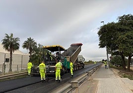 Obras de asfaltado en el acceso del puente, este jueves.