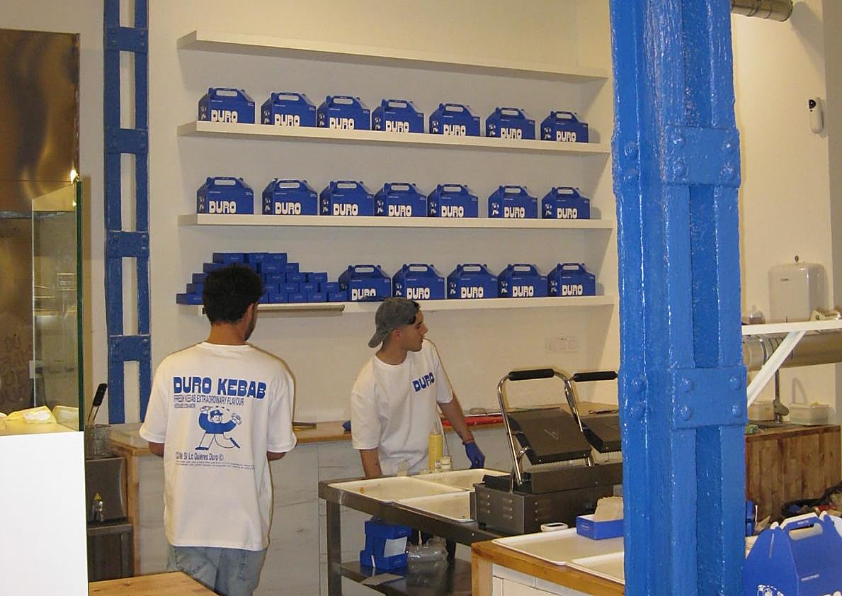 Imagen principal - DURO: el nuevo concepto de kebab que llega a Valencia con los influencers Javi Maska y Boukie junto a Baovan
