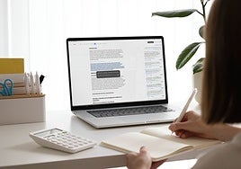 Una estudiante utiliza Aithor.io.