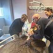 Los agentes de la Policía Local que intervinieron en el parto durante su visita al hospital.