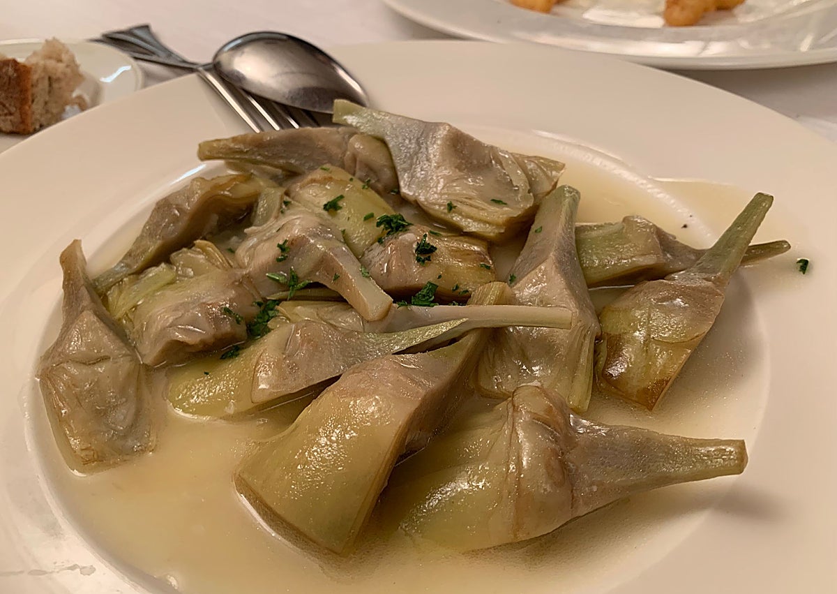 Imagen secundaria 1 - La merluza, las alcachofas y su croqueta.