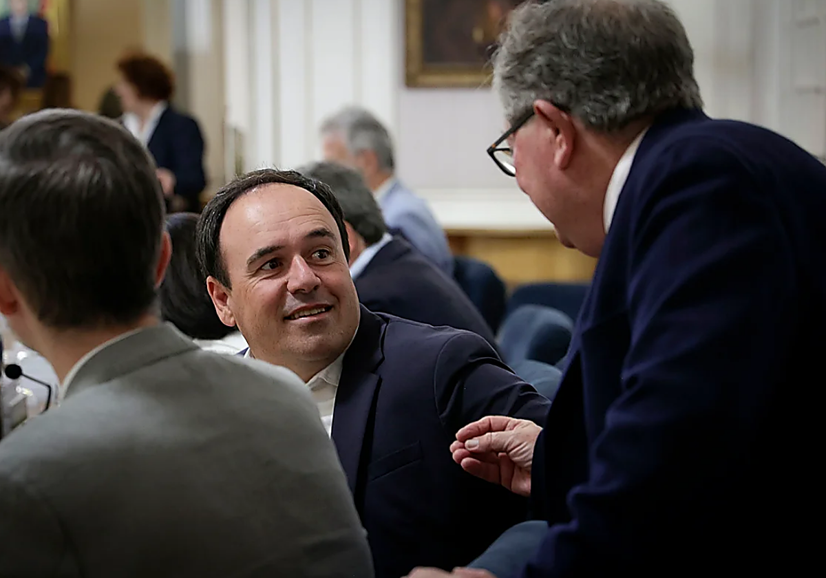 Pérez Llorca atiende las explicaciones del Letrado Mayor de Les Corts, Paco Visiedo.