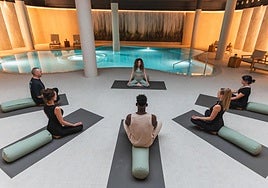 Varias personas asisten a una clase de yoga.