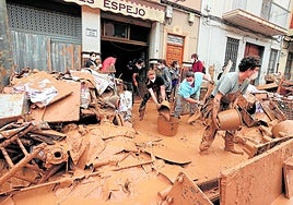 Voluntarios ayudan en la limpieza de la zona cero.