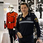 El nuevo comisario principal de la Policía Local de Valencia, Ángel Albendín, en el museo del cuerpo.