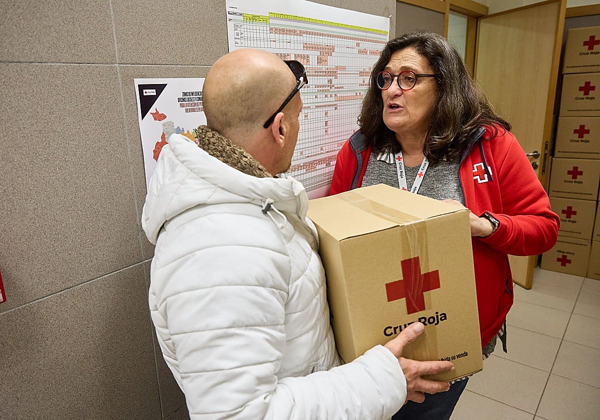 Cruz Roja hace entrega de kits de ahorro energético.