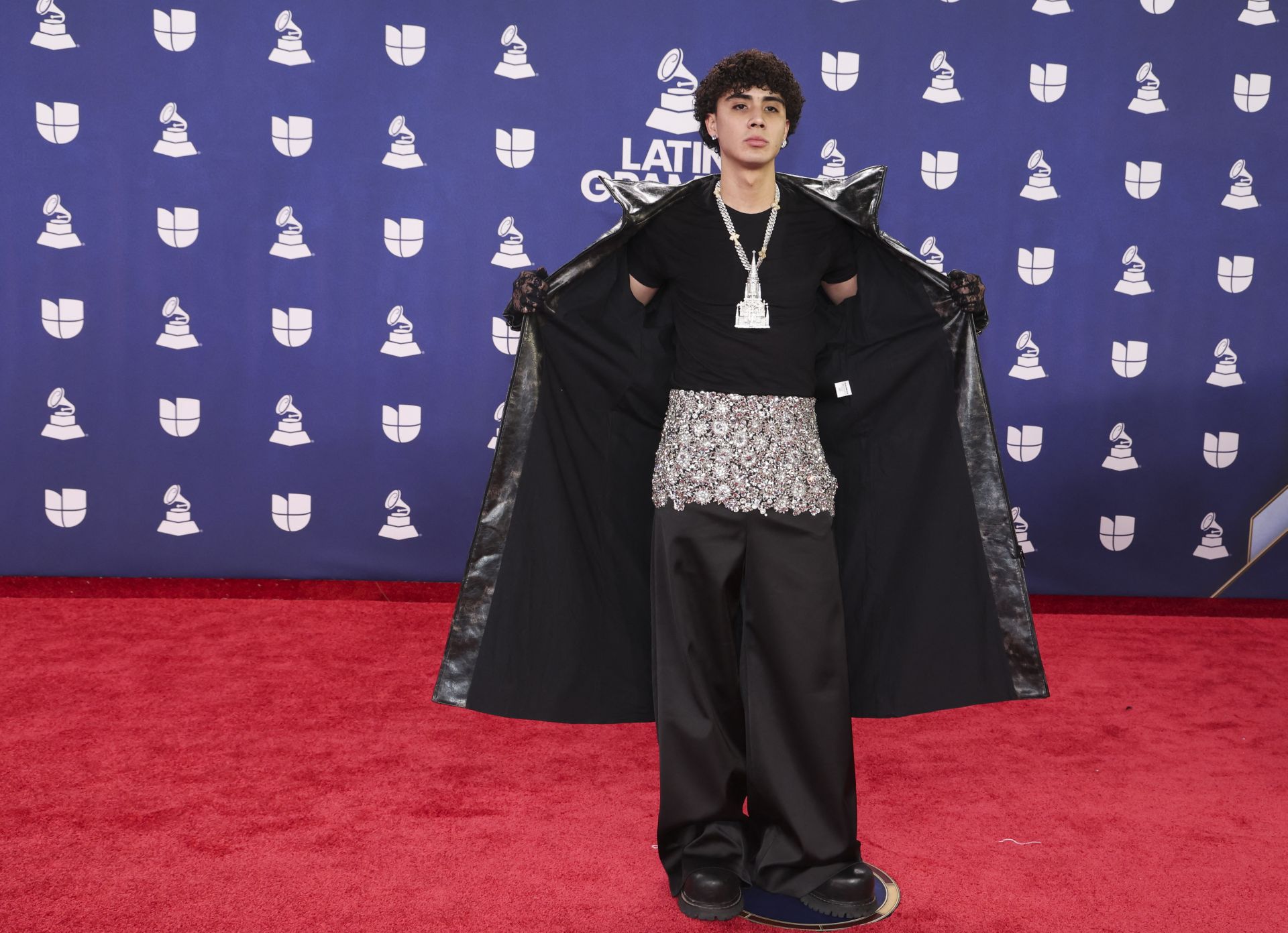 Los looks más impactantes de la alfombra roja de los Latin Grammy 2025