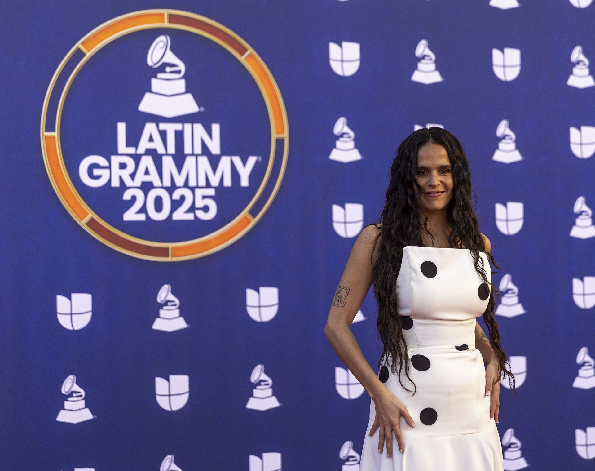 Los looks más impactantes de la alfombra roja de los Latin Grammy 2025