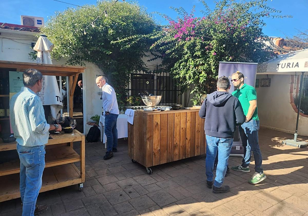 La cata se realizó en el Restaurante Mas Ferrat.