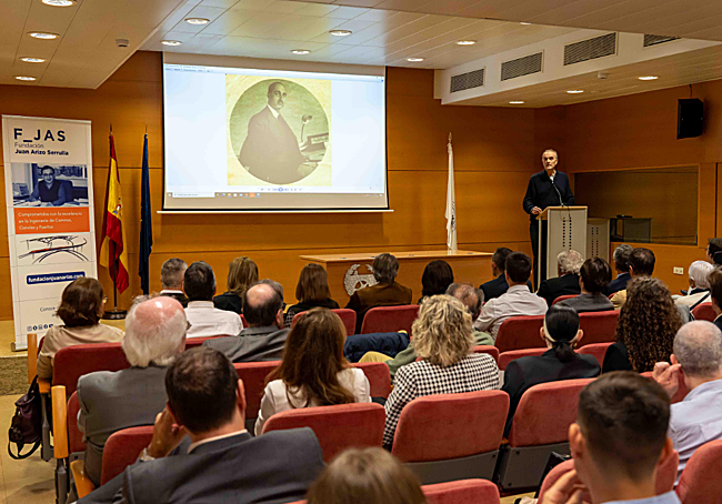 El catedrático de la Universitat de València, Daniel Benito Goerlich, durante su charla sobre el arquitecto Francisco Javier Goerlich.
