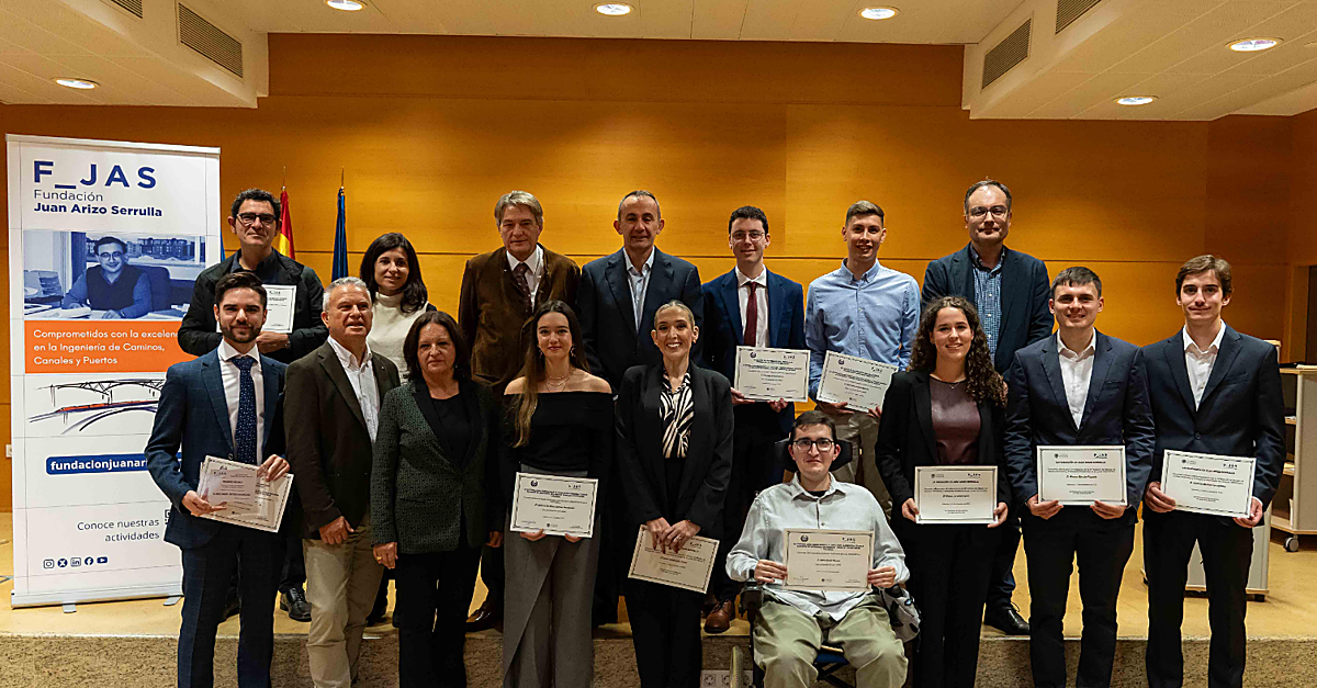 Foto de familia de premiados, becados, patronos y miembros de ETSICCP UPV en la ceremonia de la Fundación Juan Arizo de esta edición.