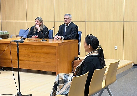 La única acusada que acudió al juicio, que tuvo que suspenderse por la incomparecencia del fugado de la justicia.