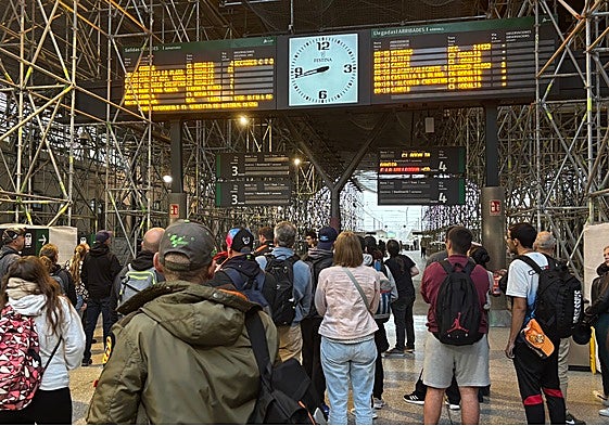Aficionados de MotoGP, esperando en la Estación del Norte.