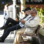 Jubilado en un banco.