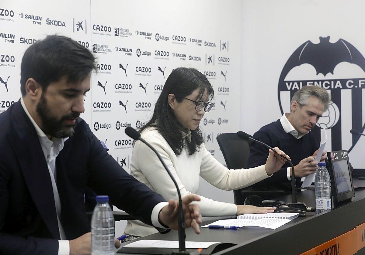 Javier Solís, Layhoon Chan y Corona, durante una rueda de prensa.