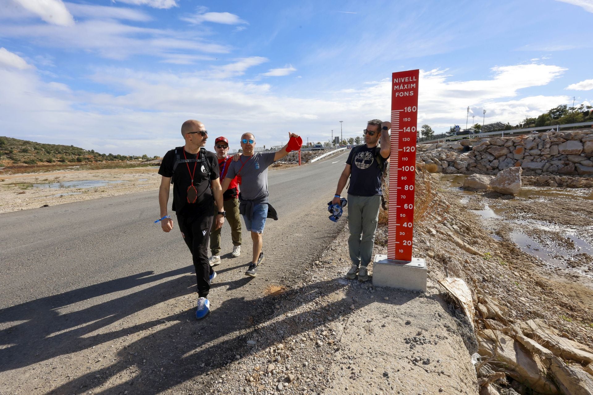 Fotos: El Gobierno mete a miles de personas por el barranco del Poyo para llegar al Circuit de Cheste