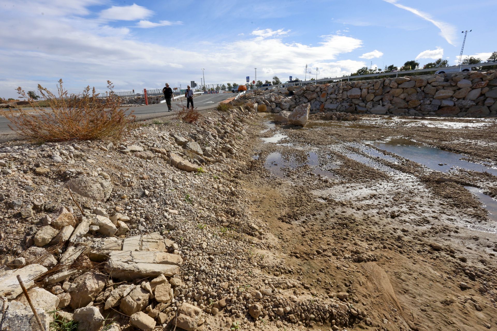 Fotos: El Gobierno mete a miles de personas por el barranco del Poyo para llegar al Circuit de Cheste