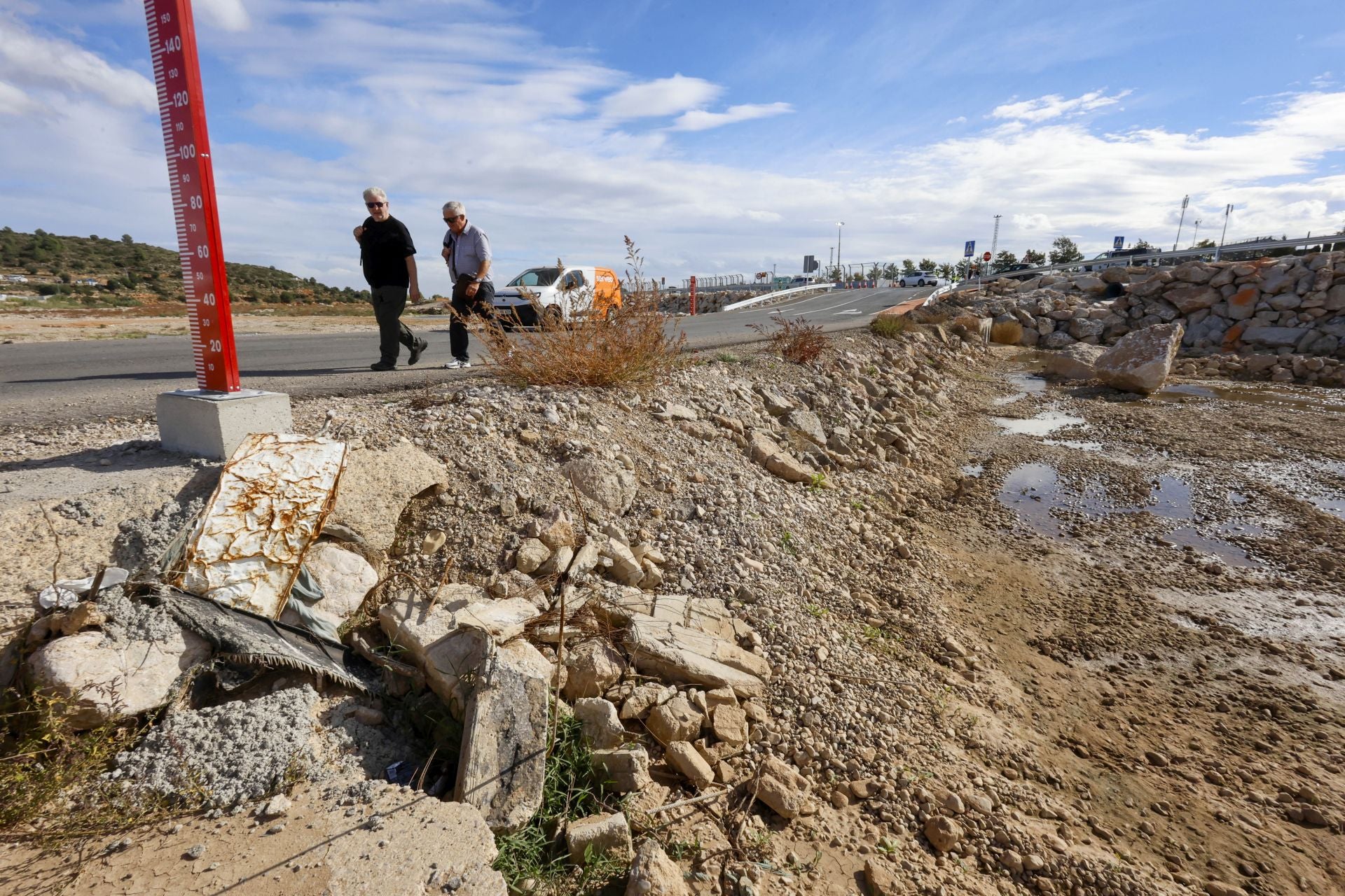 Fotos: El Gobierno mete a miles de personas por el barranco del Poyo para llegar al Circuit de Cheste