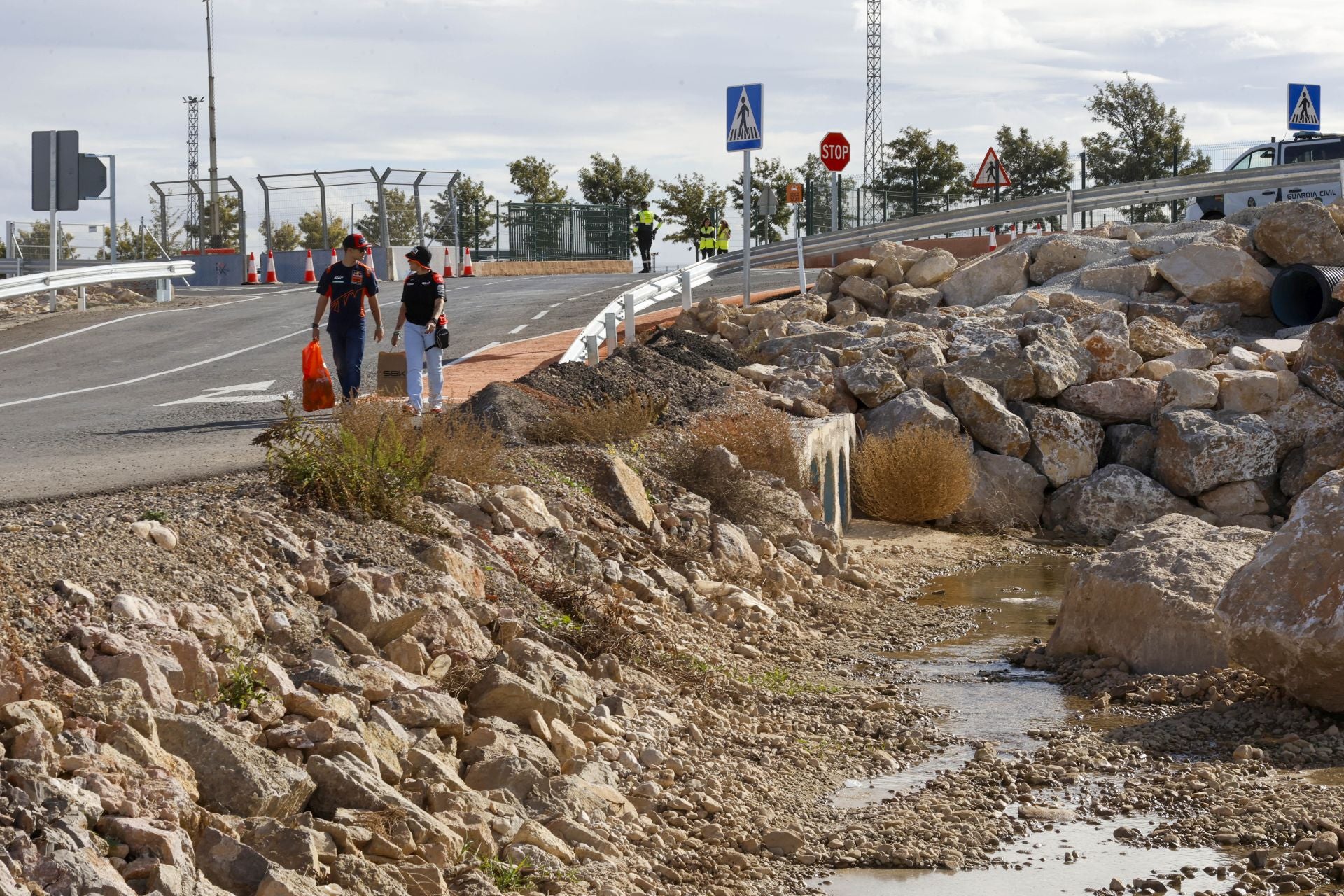 Fotos: El Gobierno mete a miles de personas por el barranco del Poyo para llegar al Circuit de Cheste