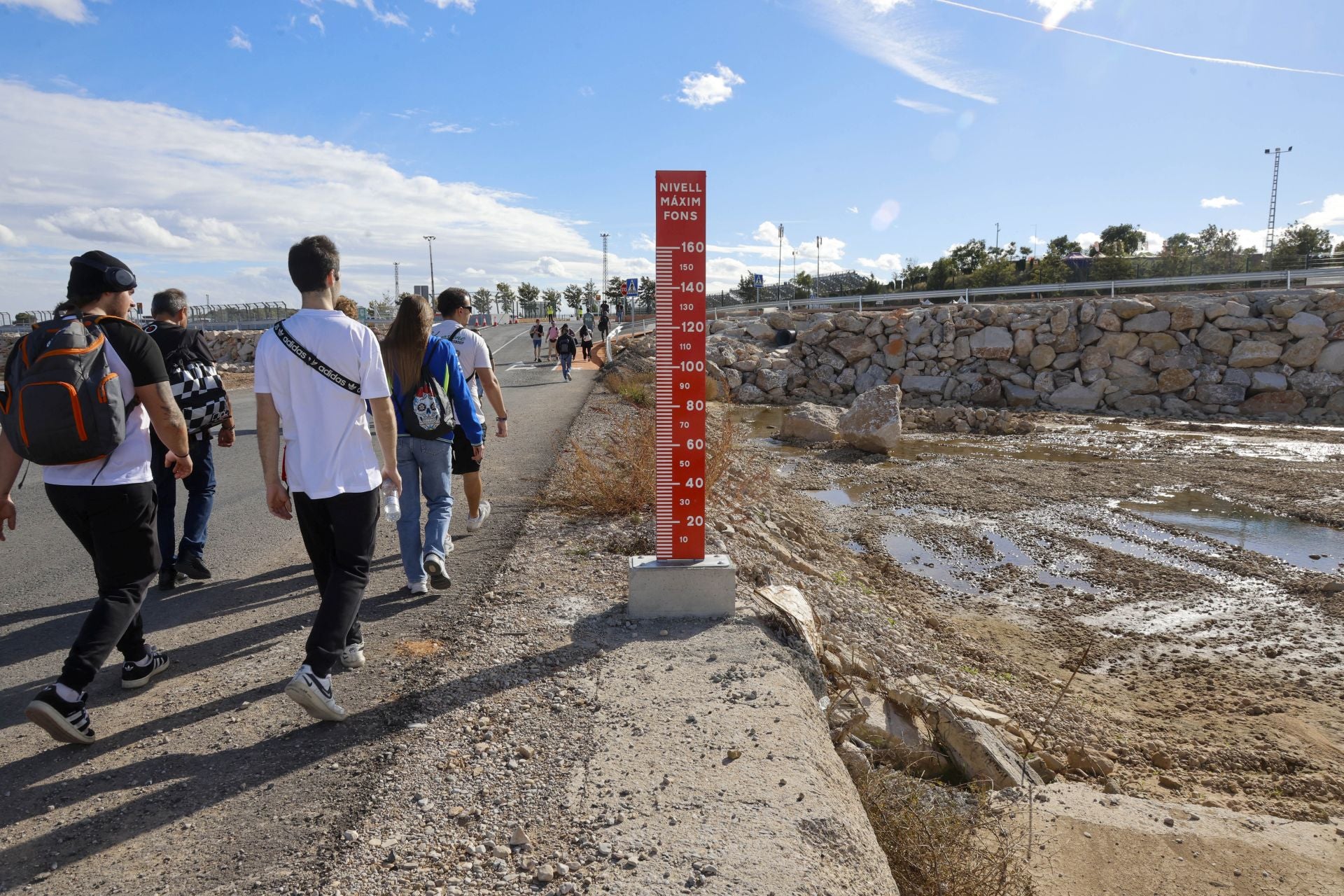 Fotos: El Gobierno mete a miles de personas por el barranco del Poyo para llegar al Circuit de Cheste