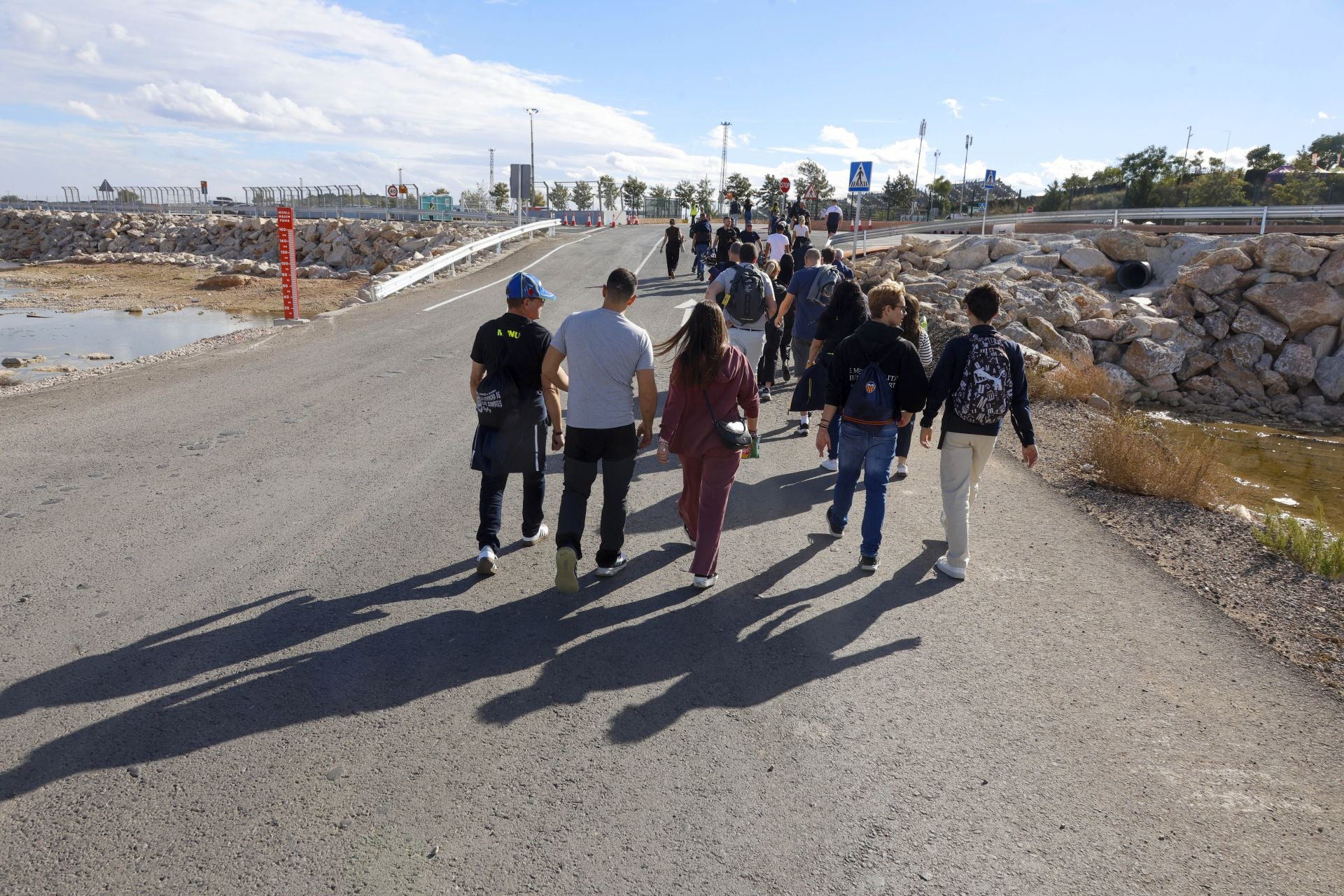 Fotos: El Gobierno mete a miles de personas por el barranco del Poyo para llegar al Circuit de Cheste