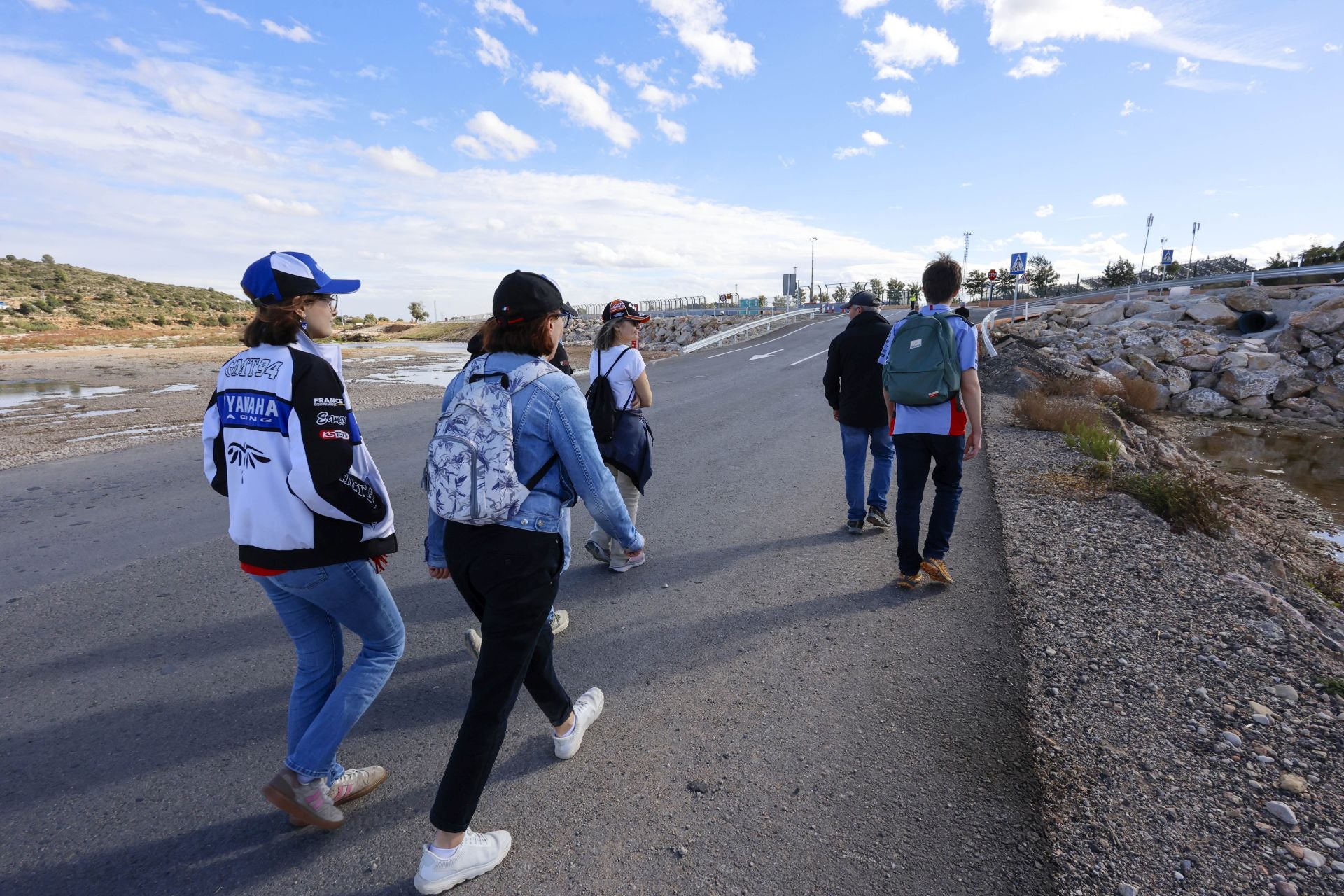 Fotos: El Gobierno mete a miles de personas por el barranco del Poyo para llegar al Circuit de Cheste