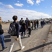 Cientos de personas cruzando el tramo del barranco del Poyo para llegar al Circuit Ricardo Tormo.