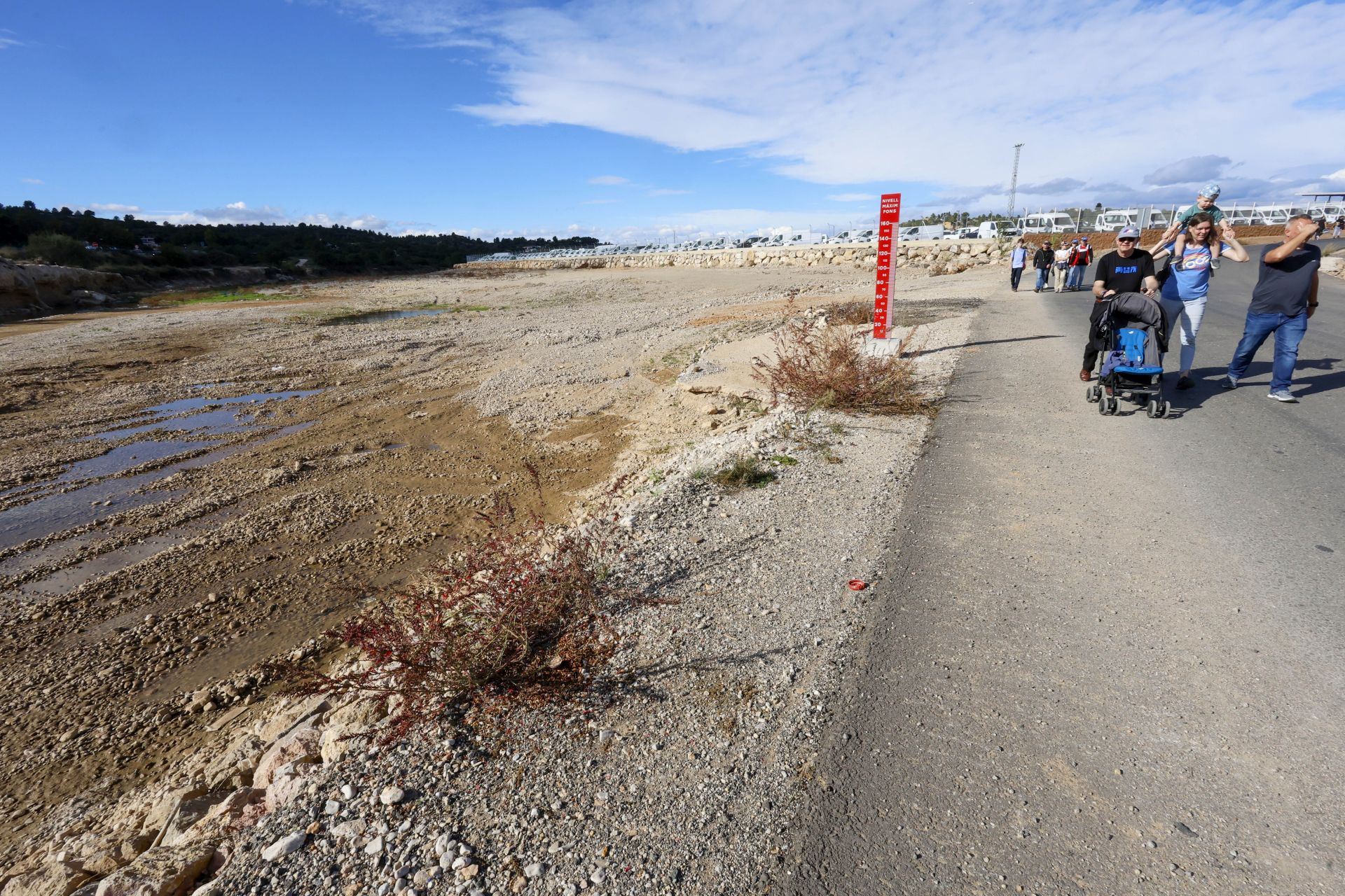 Fotos: El Gobierno mete a miles de personas por el barranco del Poyo para llegar al Circuit de Cheste