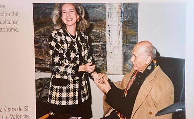 Imagen extraída de una publicación por el aniversario del Palau de la Música, donde Mayrén está con Sir Georg Solti. «Me quería tanto que su mujer me pidió que asistiera a su funeral en Londres».