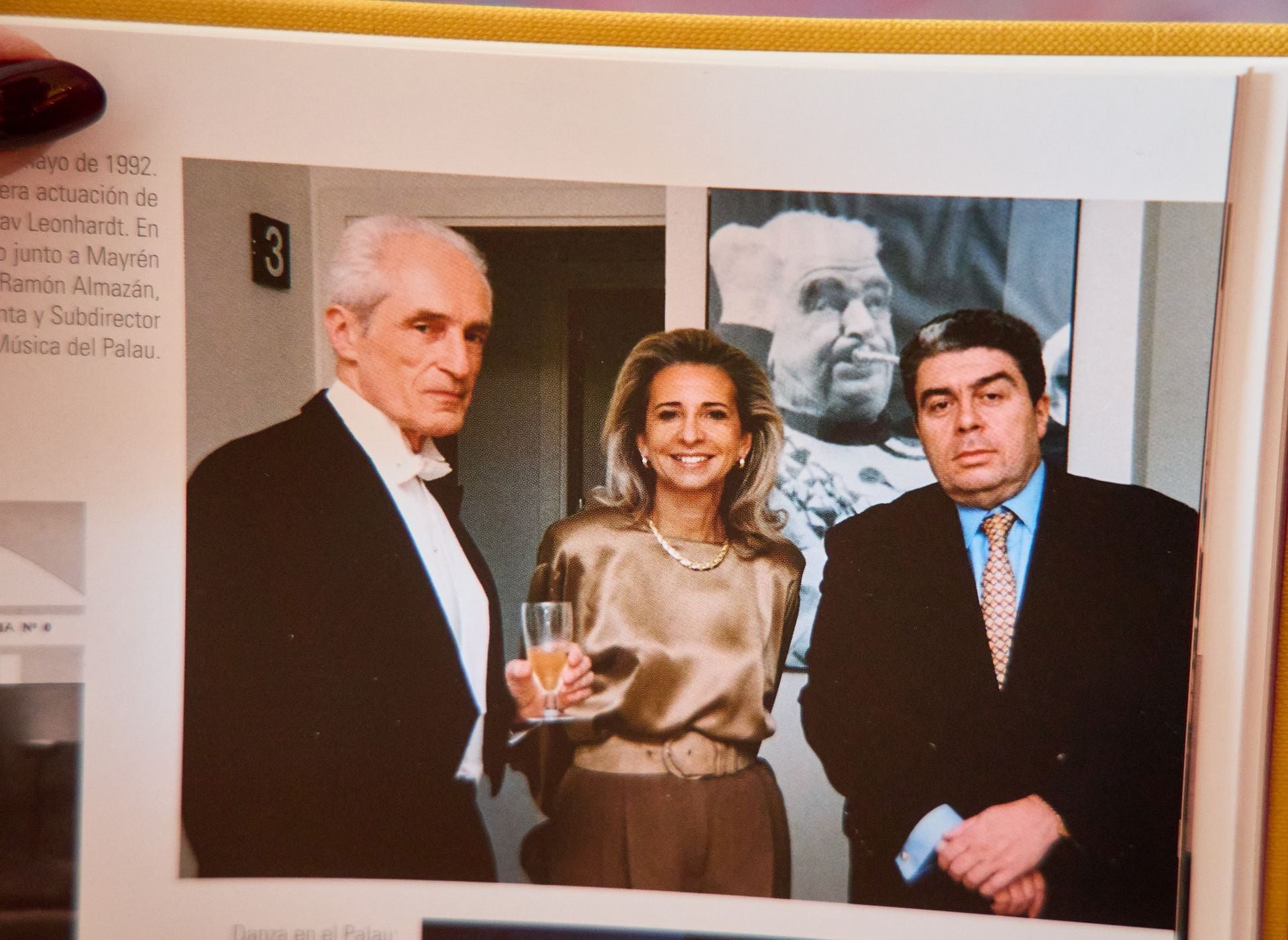 Con el director Gustav Leonard y el profesor Ramón Almazán, su tercer marido. «Me enamoró su inteligencia». 