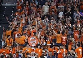 La grada de animación del Roig Arena, durante un partido.