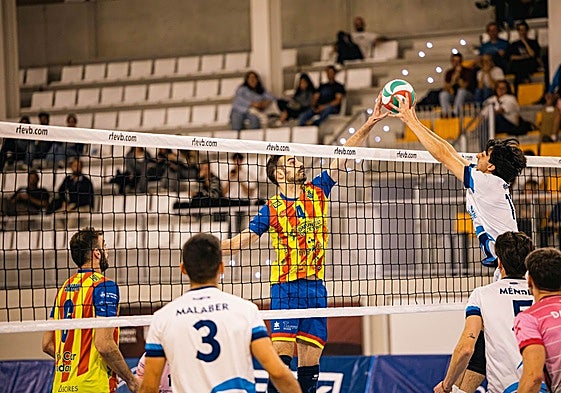 Duelo en la red entre Javi Monfort y Arquez.