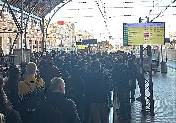 Pasajeros esperando en la Estación del Norte para ir al Circuit Ricardo Tormo.