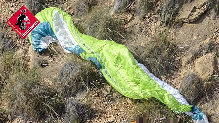 Muere un parapentista de Valencia tras caer por la ladera de una montaña