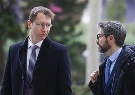 Vitaly Solomykin, el único investigado, junto a su letrado.