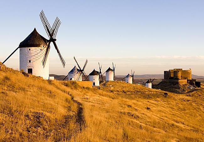 Molinos y castillo de Consuegra.