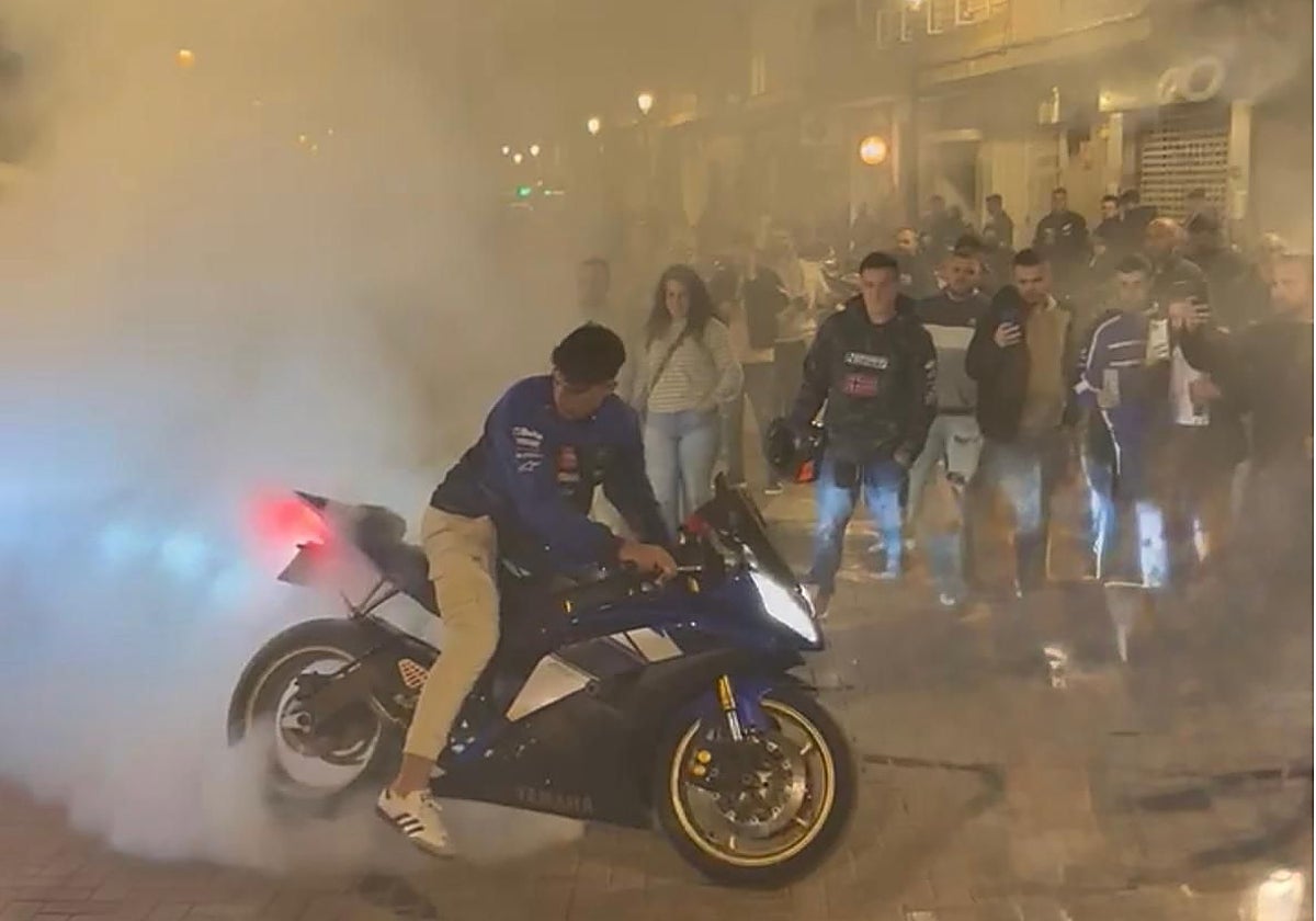 Una aficionado acelera su moto en las calles de Cheste este sábado por la noche.