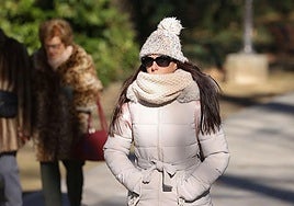 Una mujer se abriga.