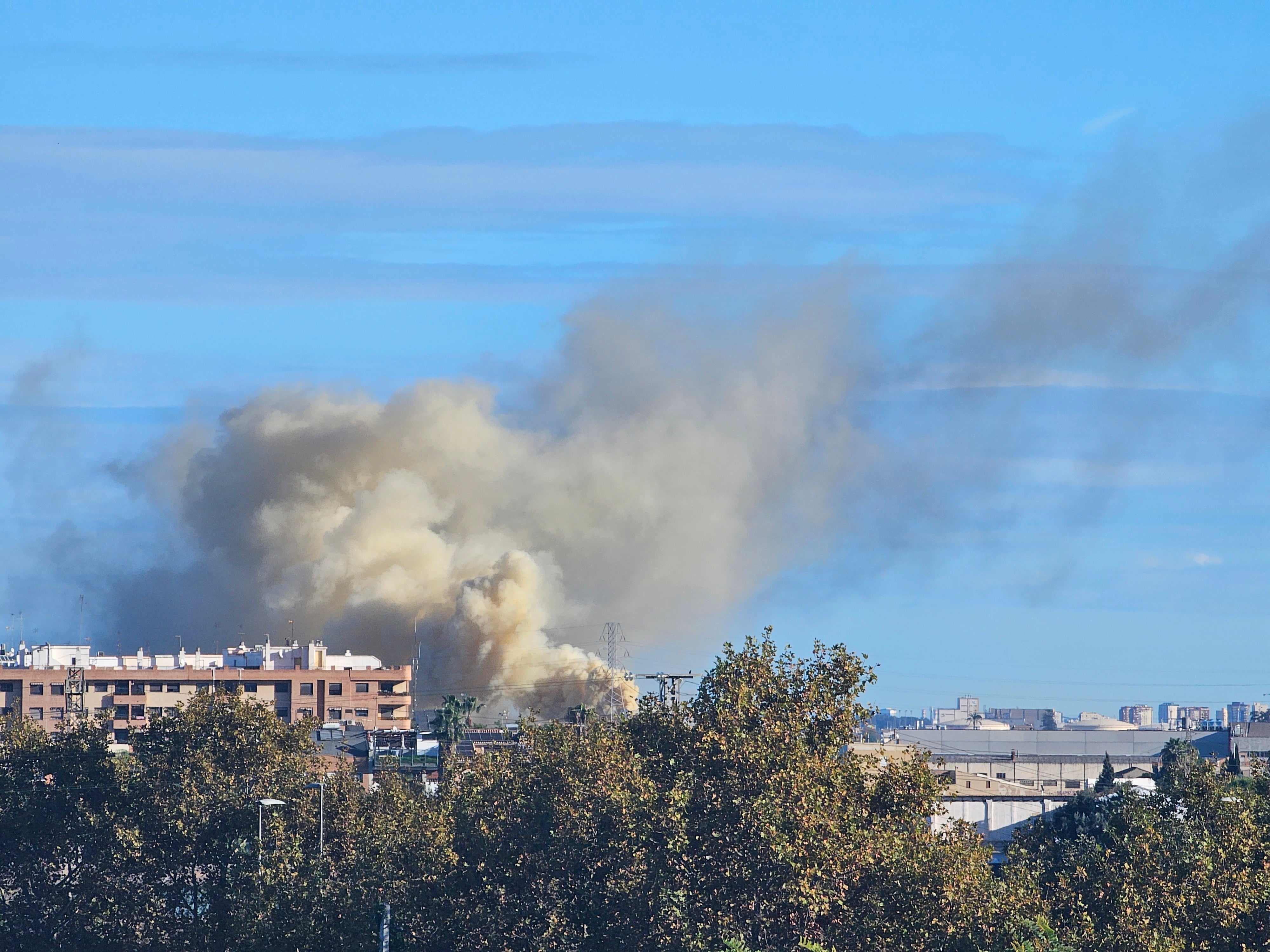Fotos del incendio en un taller de motos de Alboraya