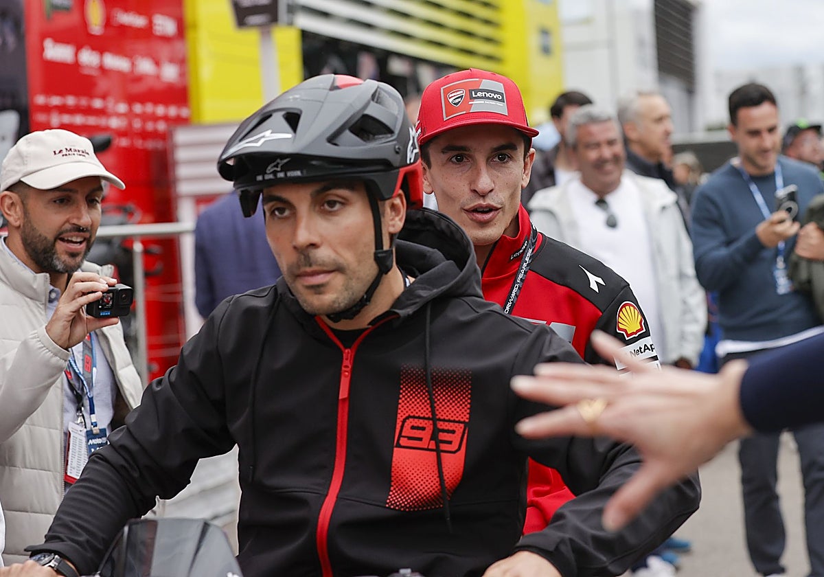 Marc Márquez, de copiloto en el paddock del Circuit Ricardo Tormo.